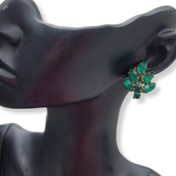 WEST GERMANY 1940S BRASS & EMERALD GREEN AUSTRIAN CRYSTAL SCREW BACK EARRINGS - Picture 2 of 5